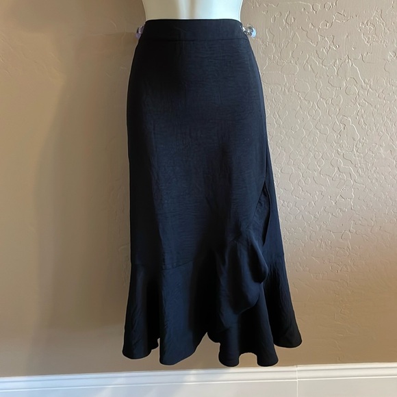 Vince Camuto Dresses & Skirts - Vince Camuto skirt with cute ruffle on bottom size small excellent condition